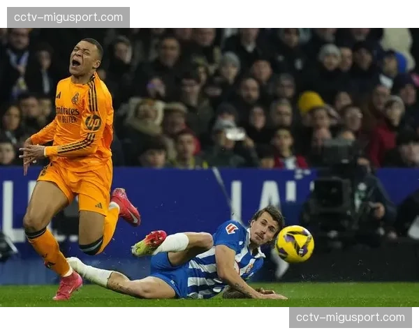 西甲裁判组召开季度会议，重点讨论禁区内的肢体接触与点球判罚尺度。