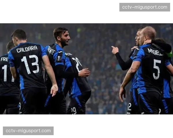 曼联训练基地向媒体开放15分钟，记者观察到球队重点演练了前场定位球防守